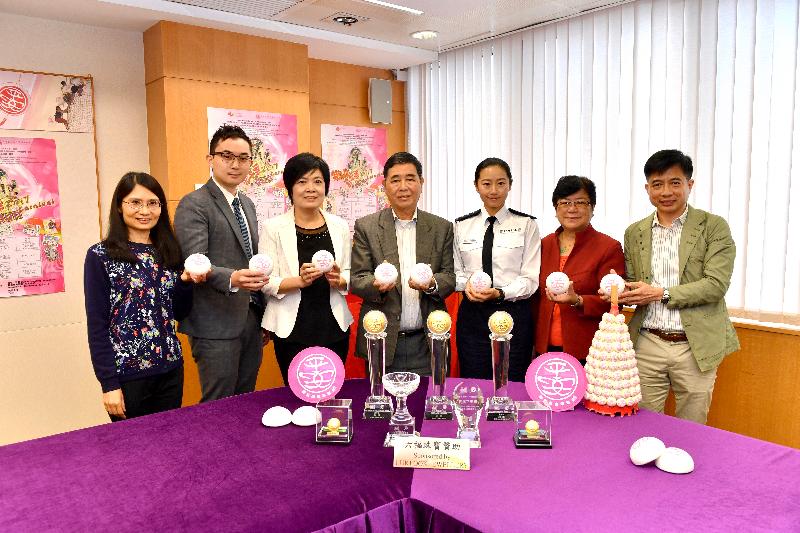 The 2017 Bun Carnival will stage its grand finale, the Bun Scrambling Competition, at the soccer pitch of Pak Tai Temple Playground in Cheung Chau, on the night of May 3 (Wednesday). Pictured from left are the Acting Chief Transport Officer of the Transport Department, Ms Fiona Chu; Assistant District Officer (Islands), Mr Joe Chow; the Chief Leisure Manager (New Territories West) of the Leisure and Cultural Services Department, Ms Dilys Cheung; the Chairman of the Hong Kong Cheung Chau Bun Festival Committee, Mr Yung Chi-ming; the Divisional Commander (Cheung Chau) of the Hong Kong Police Force, Ms Tsang Kit-ying; member of the Islands District Council, Ms Lee Kwai-chun; and the Vice Chairman of the Hong Kong Cheung Chau Bun Festival Committee, Mr Eric Ho, displaying the buns and trophies for the winners of the Competition at the press conference today (April 25).