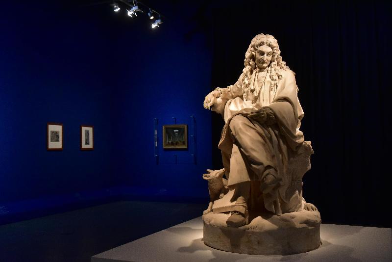 「罗浮宫的创想──从皇宫到博物馆的八百年」展览开幕典礼今日（四月二十五日）在香港文化博物馆举行。图示皮埃尔‧朱利安大理石雕塑作品《作家尚‧德‧拉‧封丹（1621－1695年）》，罗浮宫博物馆雕塑部藏品。