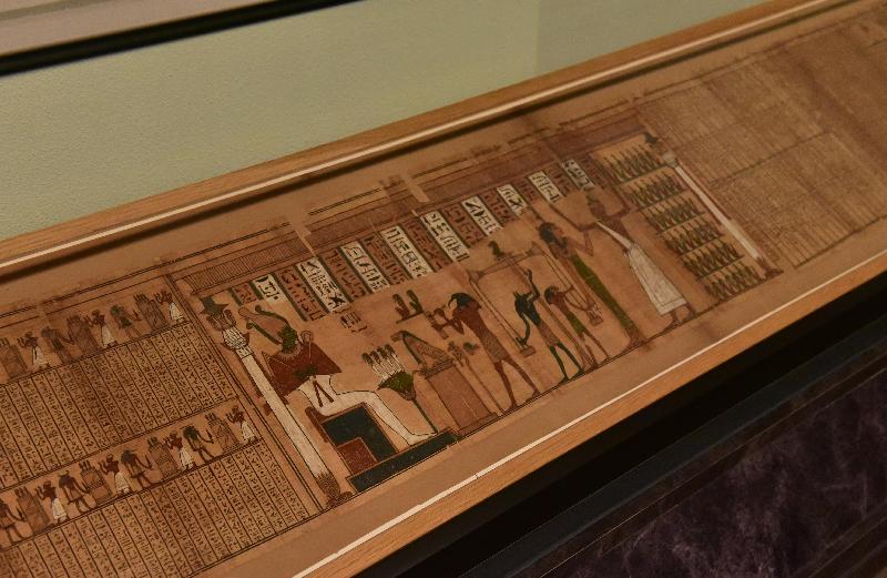  「羅浮宮的創想──從皇宮到博物館的八百年」展覽開幕典禮今日（四月二十五日）在香港文化博物館舉行。圖示奈斯曼《死亡書》：秤量心臟圖（古埃及晚期，羅浮宮博物館古埃及文物部）。
