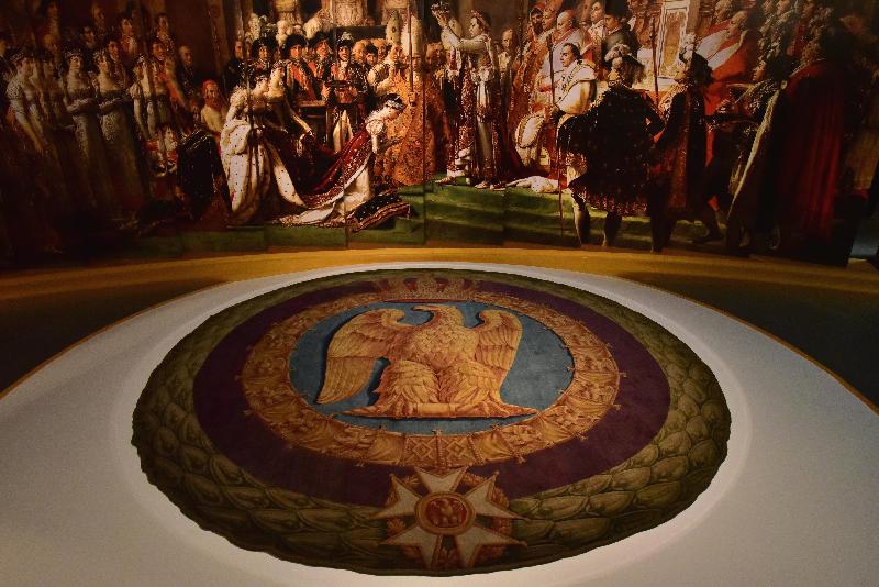 「罗浮宫的创想──从皇宫到博物馆的八百年」展览开幕典礼今日（四月二十五日）在香港文化博物馆举行。图示杜伊勒里宫宝座厅中心的拿破仑徽号地毯（罗浮宫博物馆装饰艺术部，1965年国家家具藏库长期借展）。