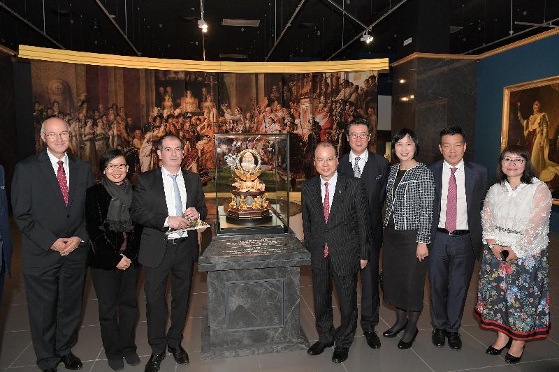 政务司司长张建宗（右五）今日（四月二十五日）傍晚在香港文化博物馆出席「罗浮宫的创想－－从皇宫到博物馆的八百年」展览开幕典礼，并在活动后参观展览。