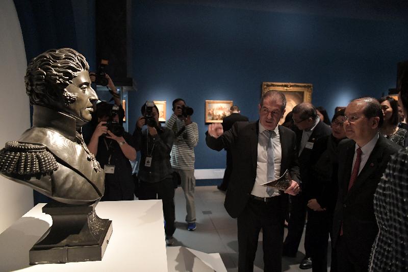 政务司司长张建宗（右一）今日（四月二十五日）傍晚在香港文化博物馆出席「罗浮宫的创想－－从皇宫到博物馆的八百年」展览开幕典礼，并在活动后参观展览。
