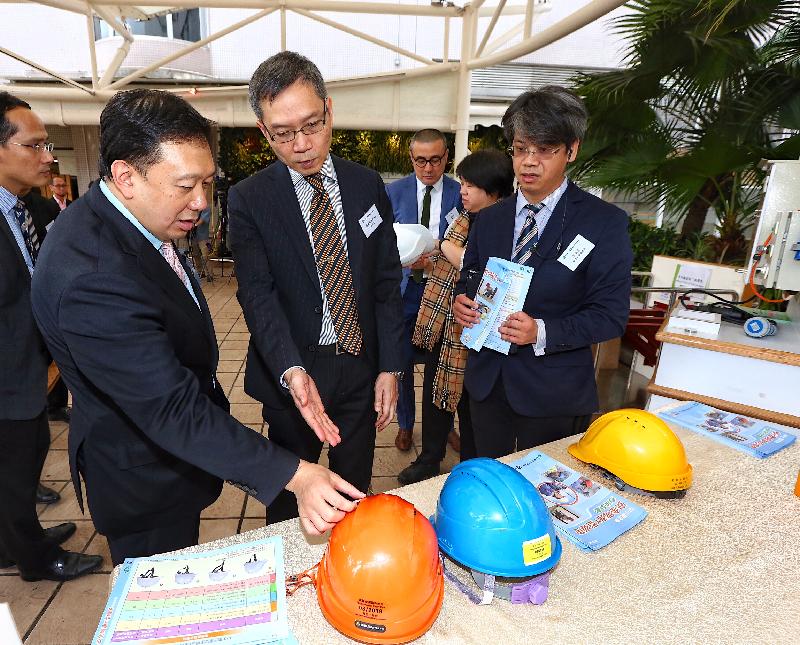 The Labour Department and the Occupational Safety and Health Council jointly held a Work-at-height Safety Seminar today (April 25). The Commissioner for Labour, Mr Carlson Chan, announced at the event the launch of the "Safety Helmets with Y-type Chin Straps Sponsorship Scheme for Small and Medium-sized Enterprises of Construction Industry" to subsidise the cost of acquiring safety helmets with Y-type chin straps to small and medium-sized enterprises engaged in the construction industry. Photo shows Mr Chan (centre) and the OSHC Chairman, Mr Conrad Wong (left), visiting a booth showcasing safety helmets that conform to the safety standards.
