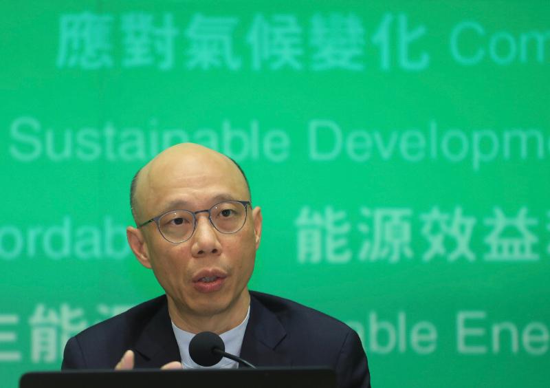 環境局局長黃錦星今日（四月二十五日）在記者會簡介兩家電力公司的新《管制計劃協議》內容。