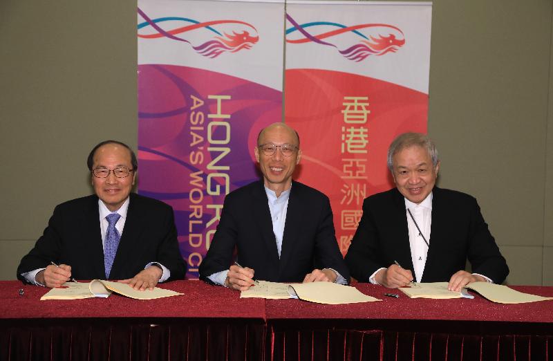 The Government today (April 25) signed the post-2018 Scheme of Control Agreements with the two power companies. Pictured from left are the Managing Director of Hongkong Electric Company Limited (HEC) and Chief Executive Officer of Hong Kong Electric Investments Limited (HKEIL), Mr Wan Chi-tin; the Secretary for the Environment, Mr Wong Kam-sing; and the Chairman of HEC and Chairman of HKEIL, Mr Canning Fok.