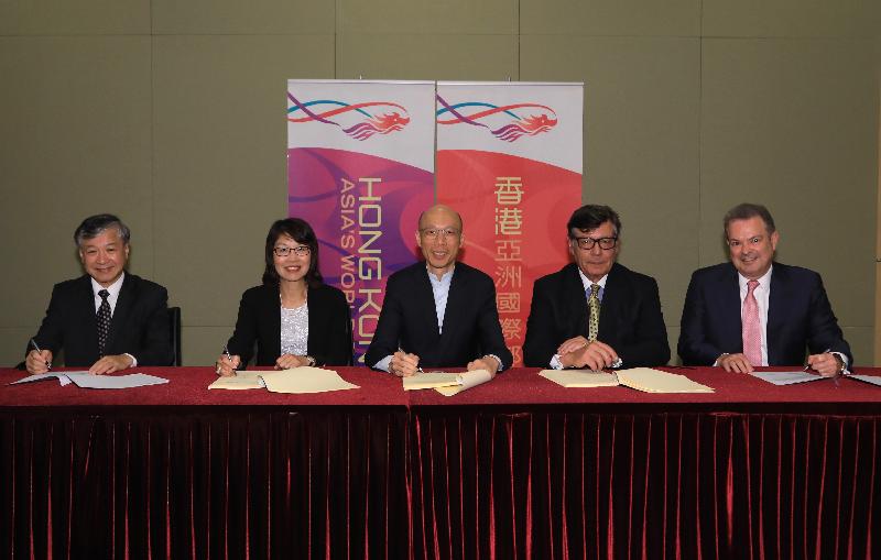 The Government today (April 25) signed the post-2018 Scheme of Control Agreements with the two power companies. Pictured from left are the Director of Castle Peak Power Company Limited (CAPCO), Mr Paul Poon; the Vice Chairman of CAPCO, Mrs Betty Yuen; the Secretary for the Environment, Mr Wong Kam-sing; the Chairman of CLP Power Hong Kong Limited (CLP Power), Mr William Mocatta; and the Director of CLP Power, Mr Richard Lancaster.