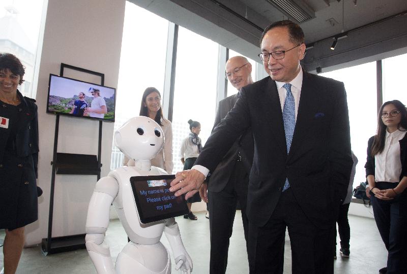 The Secretary for Innovation and Technology, Mr Nicholas W Yang (first right), tries out an artificial intelligence-powered robot at the "So French So Innovative" Exhibition and Forum today (April 26). Looking on is the Consul General of France in Hong Kong and Macau, Mr Eric Berti.