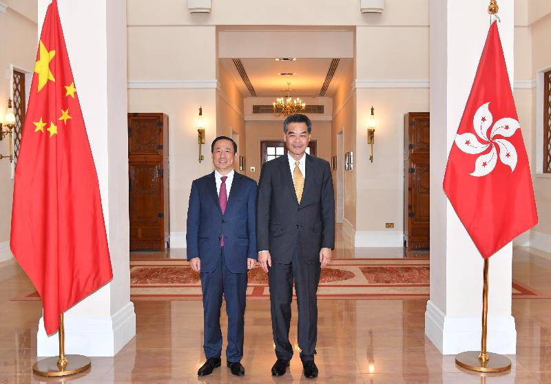 The Chief Executive, Mr C Y Leung (right), meets the visiting Governor of Hunan Province, Mr Xu Dazhe, at Government House today (April 26) to exchange views on issues of mutual concern.