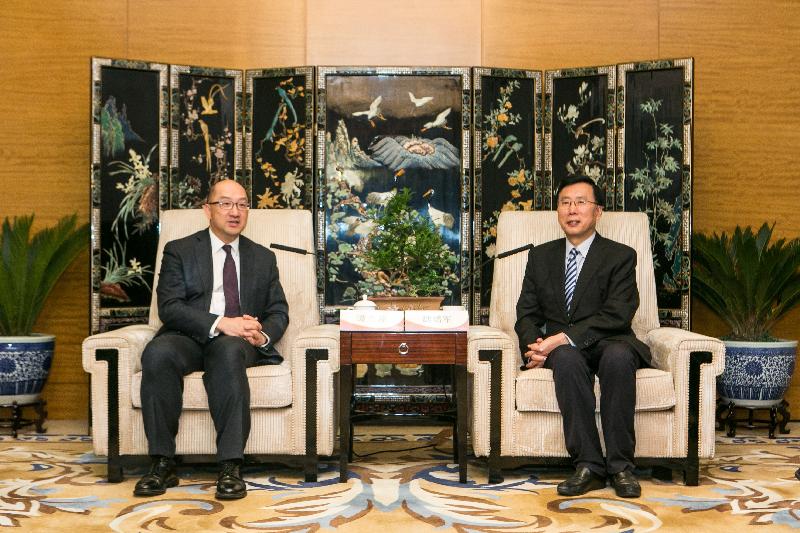 政制及內地事務局局長譚志源（左）今日（四月二十六日）在西安與陝西省副省長魏增軍會晤。
