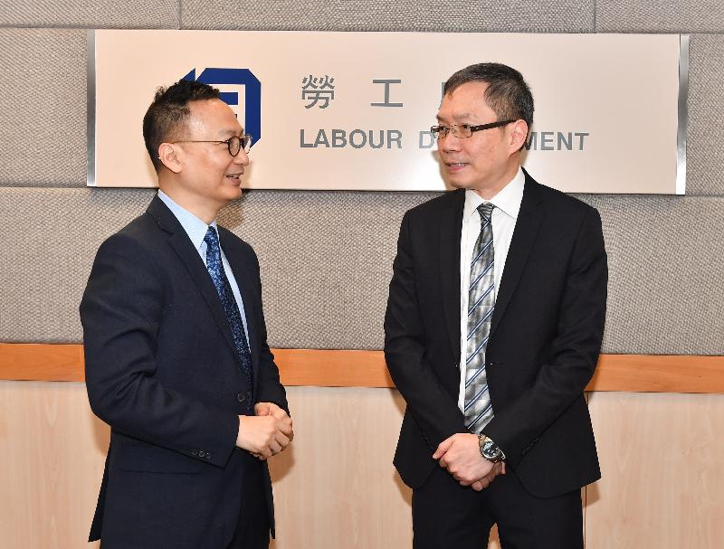 The Secretary for the Civil Service, Mr Clement Cheung (left), visited the Labour Department today (April 27). He first met with the Commissioner for Labour, Mr Carlson Chan, to better understand the work of the department.

