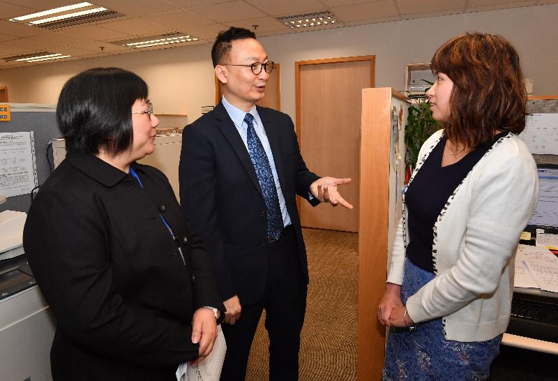 The Secretary for the Civil Service, Mr Clement Cheung (centre), today (April 27) visited the Statutory Minimum Wage Division of the Labour Department and talked to staff of Labour Officer grade to better understand their daily work.


