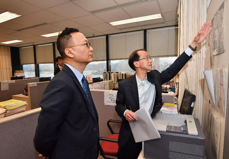 While touring the Labour Inspection Division of the Labour Department today (April 27), the Secretary for the Civil Service, Mr Clement Cheung (left), is briefed by the Labour Inspector on how they carry out inspections to workplaces of various sectors to check if employers have complied with the Employment Ordinance.
