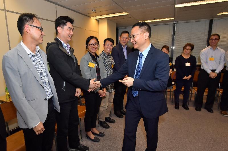 At a tea gathering with Labour Department (LD) staff representatives of various grades today (April 27), the Secretary for the Civil Service, Mr Clement Cheung (centre), encouraged them to continue discharging the functions of the LD and provide services for employers and employees in an equitable manner.