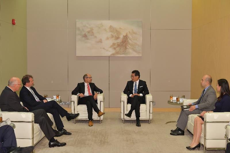 The Secretary for Commerce and Economic Development, Mr Gregory So (third right), today (April 27) meets with the two visiting Presidents of Comité Champagne of France, Mr Jean-Marie Barillère (third left) and Mr Maxime Toubart (second left), to discuss co-operation in wine-related businesses between Hong Kong and Champagne.