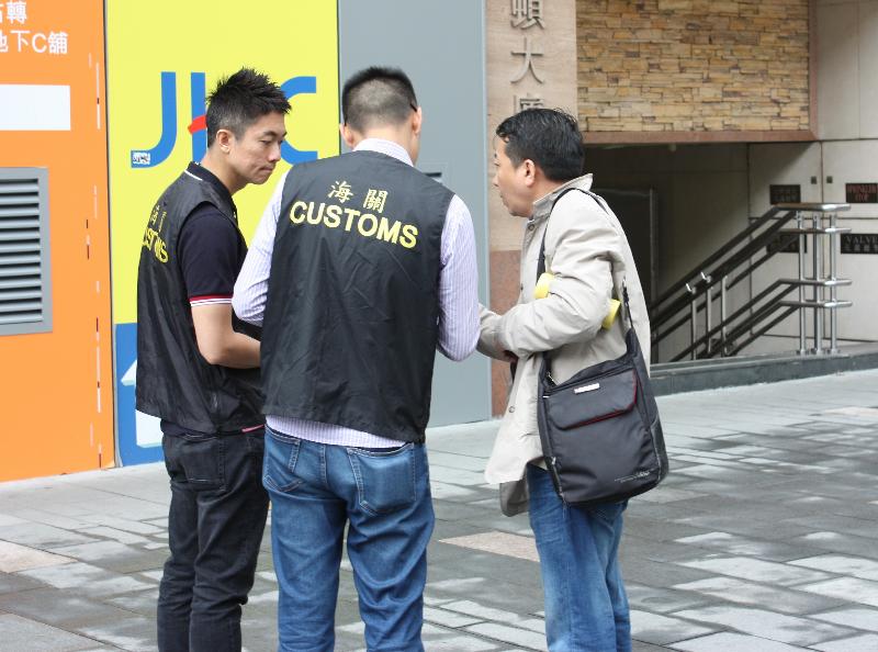香港海關今日（四月二十七日）開展一項名為「鷹眼」的巡查行動，加強於「五一黃金周」期間對旅客的消費保障。圖示海關人員在尖沙咀向訪港旅客派發宣傳單張。