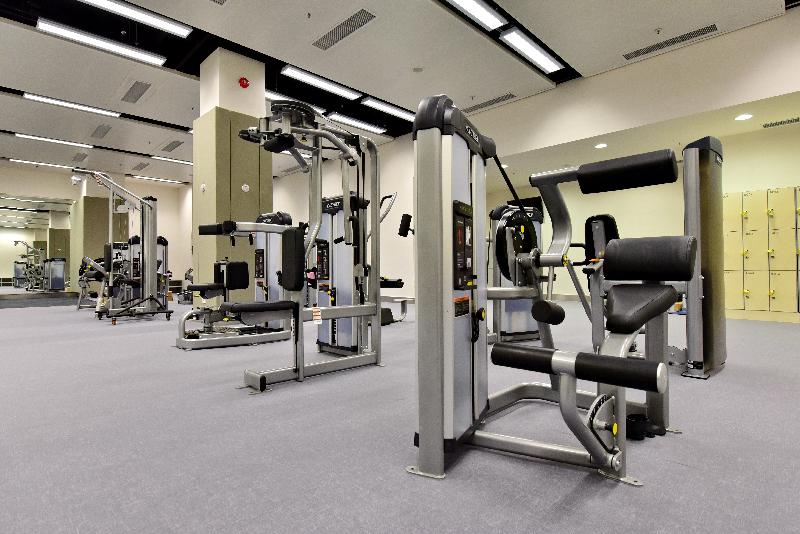 灣仔區港灣道體育館經重置後，於五月八日起投入服務。圖示館內的健身室，供市民使用。