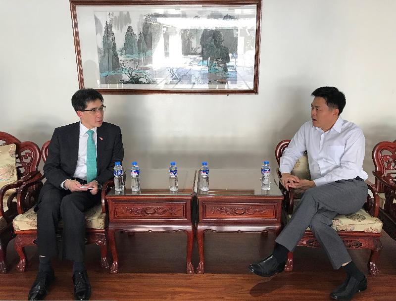 商務及經濟發展局常任秘書長（工商及旅遊）容偉雄（左）今日（四月二十八日）在菲律賓馬尼拉禮節性拜訪中國駐菲律賓大使館經濟商務參贊金遠。