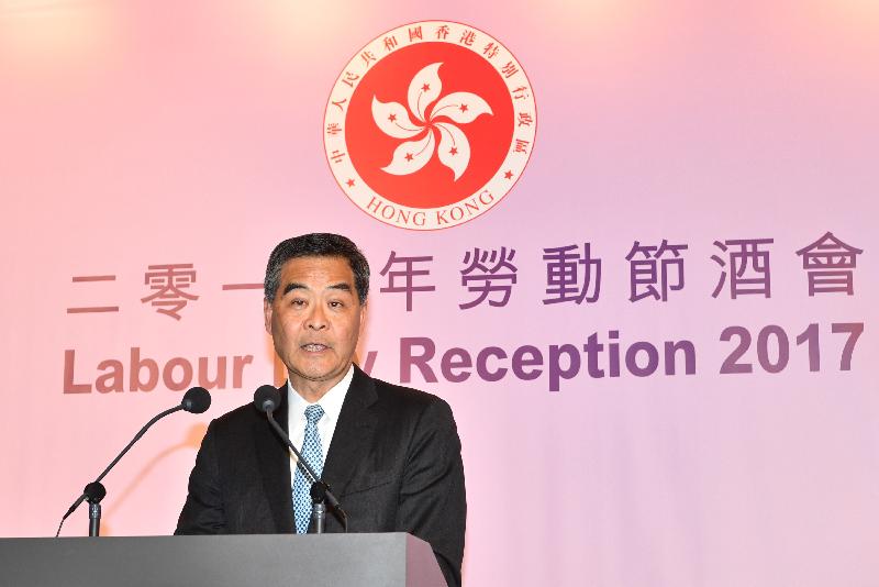 行政長官梁振英今日（四月二十八日）傍晚在香港會議展覽中心出席勞工處舉辦的勞動節酒會，並在酒會上致辭。