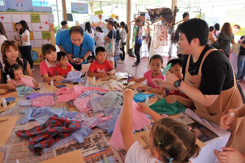 The Environmental Campaign Committee held the "Lamma Island as a Green Community" Green Fun Day at Yung Shue Wan Plaza, Lamma Island today (April 29). Upcycling workshops and game booths were set up to promote the keynote message of "Use Less, Waste Less" in an interactive manner.