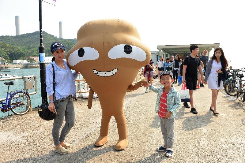 The Environmental Campaign Committee held the "Lamma Island as a Green Community" Green Fun Day at Yung Shue Wan Plaza, Lamma Island today (April 29). Big Waster is welcomed by the public during his tour of Lamma Island.