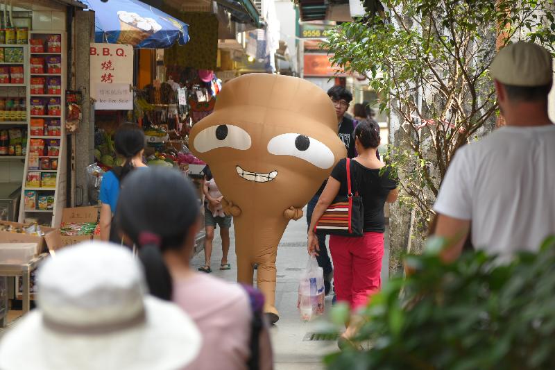 The Environmental Campaign Committee held the "Lamma Island as a Green Community" Green Fun Day at Yung Shue Wan Plaza, Lamma Island today (April 29). Big Waster is welcomed by the public during his tour of Lamma Island.