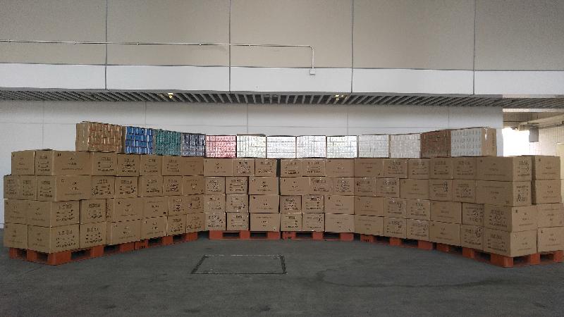 Hong Kong Customs yesterday (April 28) seized about 1.5 million suspected illicit cigarettes with an estimated market value of about $4.1 million and a duty potential of about $2.9 million at Lok Ma Chau Control Point. Photo shows some of the suspected illicit cigarettes seized.