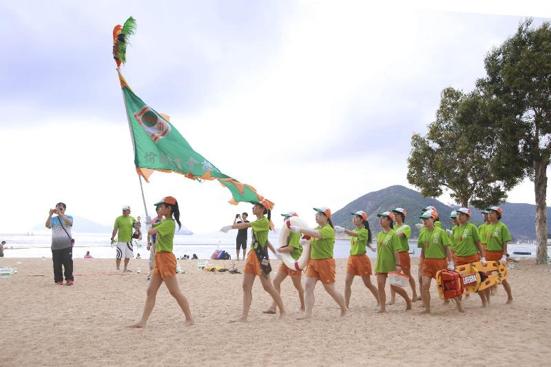 2017香港水上安全日及第二十屆香港沙灘競技賽暨全港拯溺隊沙灘大會操明日（五月一日）上午九時起於淺水灣泳灘舉行。圖示2016全港拯溺隊沙灘大會操的其中一支參與隊伍。