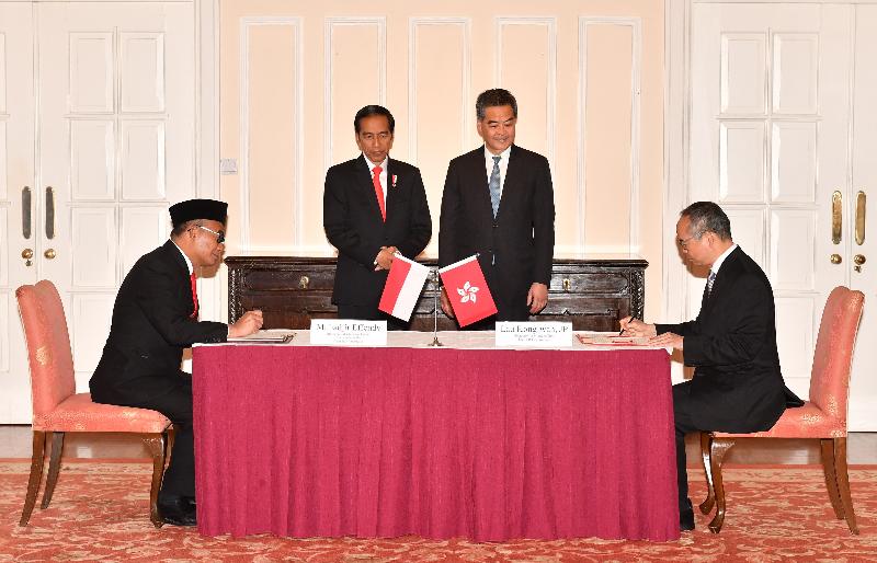 行政長官梁振英今日（五月一日）在禮賓府與訪港的印度尼西亞共和國總統佐科．維多多會面。圖示梁振英（後排右）與佐科．維多多（後排左）見證民政事務局局長劉江華（前排右）與印尼教育及文化部長Muhadjir Effendy博士（前排左）簽署文化合作諒解備忘錄。
