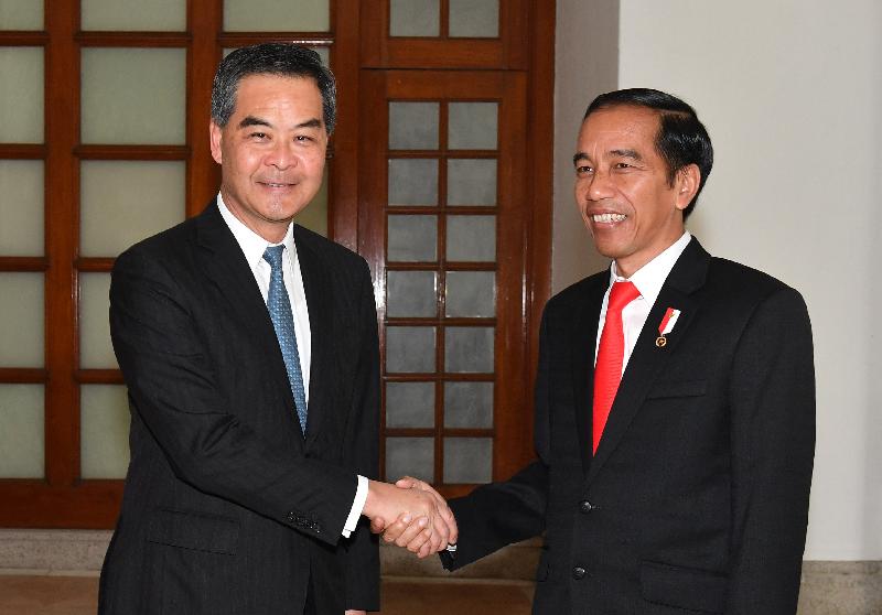 The Chief Executive, Mr C Y Leung (left), meets the visiting President of the Republic of Indonesia, Mr Joko Widodo, at Government House today (May 1).