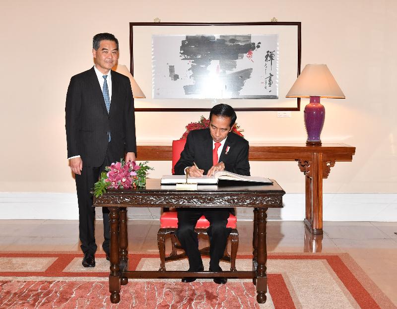 The Chief Executive, Mr C Y Leung (left), met the visiting President of the Republic of Indonesia, Mr Joko Widodo, at Government House today (May 1). Photo shows Mr Widodo signing the guest book at Government House.