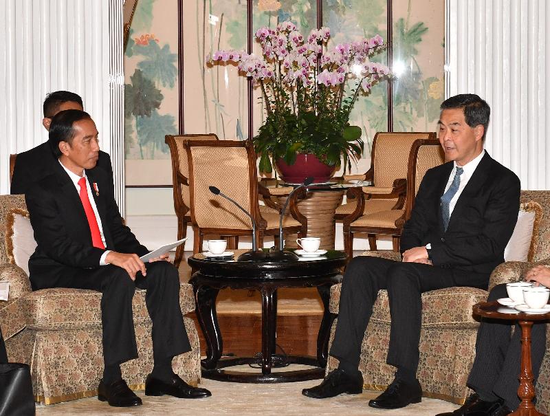 The Chief Executive, Mr C Y Leung (right), meets the visiting President of the Republic of Indonesia, Mr Joko Widodo, at Government House today (May 1) to exchange views on issues of mutual concern.