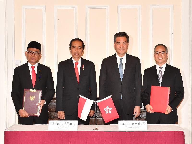 The Secretary for Home Affairs, Mr Lau Kong-wah, signs a Memorandum of Understanding on Cultural Co-operation between Hong Kong and Indonesia with the Minister of Education and Culture, the Republic of Indonesia (Indonesia), Dr Muhadjir Effendy, today (May 1). The Chief Executive, Mr C Y Leung (second right), the President of the Indonesia, Mr Joko Widodo (second left), Mr Lau (first right) and Dr Muhadjir Effendy (first left), are pictured after the signing ceremony.