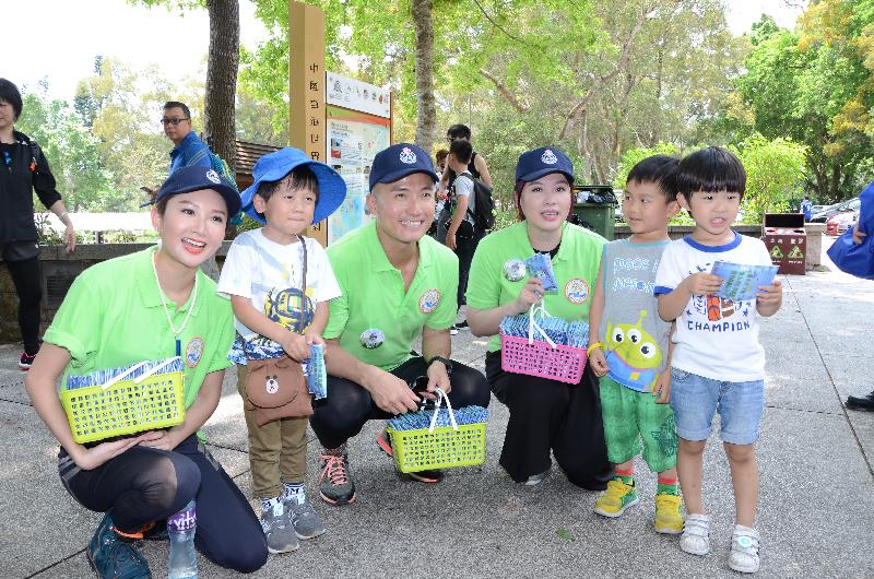 Honorary Hiking Safety Ambassadors, Joel Chan (third left), Kellyjackie (fourth left) and Marine Lee (first left), distribute hiking safety checklists and promotion items today (May 3).