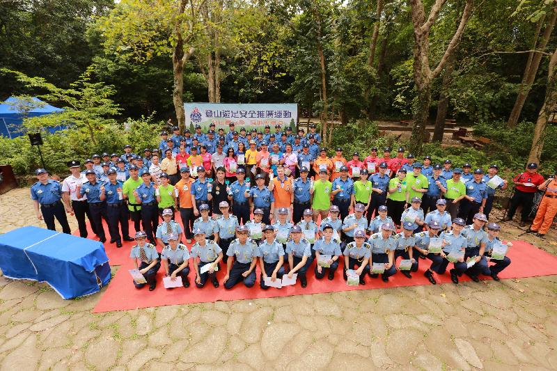 Officiating guests and Honorary Hiking Safety Ambassadors host the Launching Ceremony of the Hiking Safety Promotion Campaign today (May 3).