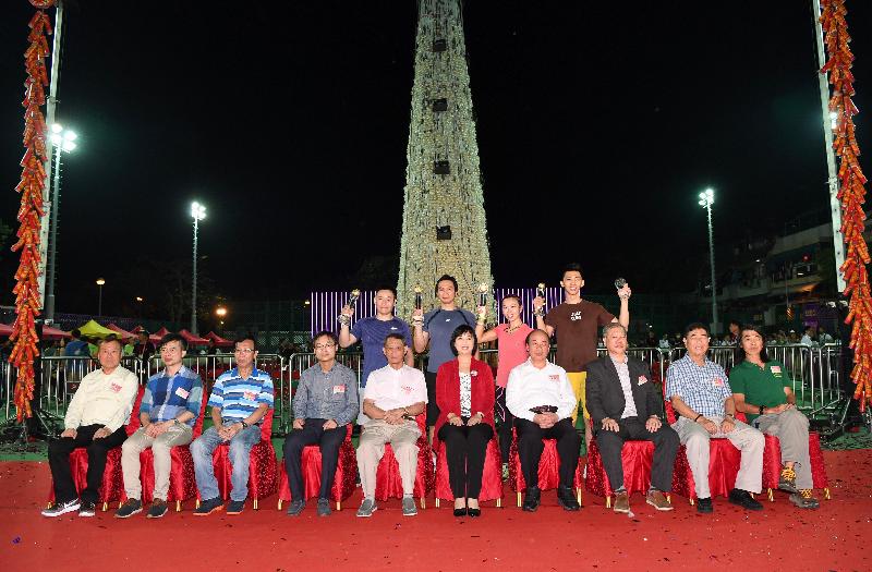 The Bun Scrambling Competition in Cheung Chau concluded early this morning (May 4). The Director of Leisure and Cultural Services, Ms Michelle Li (front row, fifth right); the President of the Hong Kong Cheung Chau Bun Festival Committee, Mr Kung Chun-lung (front row, fourth right); and other officiating guests are pictured with the winners.