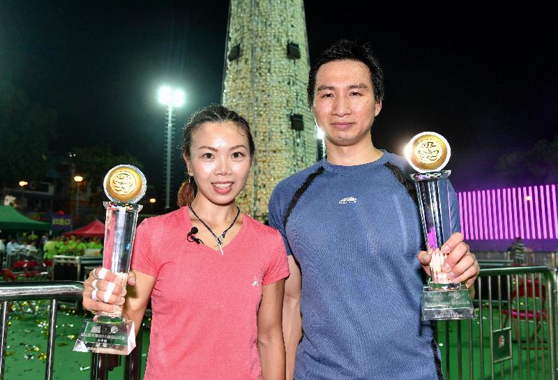 The Bun Scrambling Competition in Cheung Chau concluded early this morning (May 4). Kwok Ka-ming (right) was the male champion and Wong Ka-yan (left) won the women's contest.