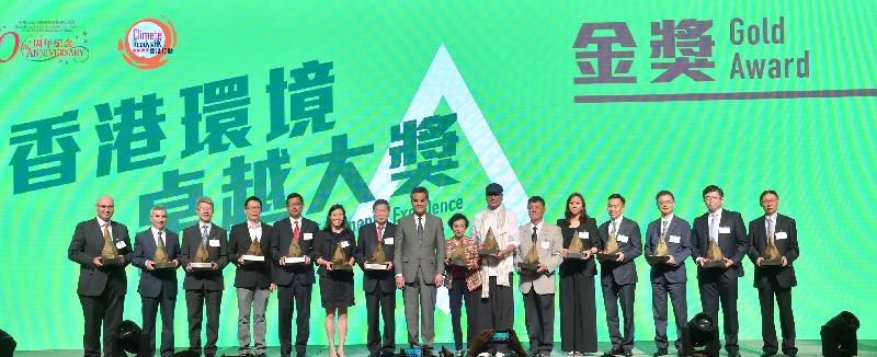 The Chief Executive, Mr C Y Leung (eighth left), is pictured with representatives of winning organisations of the Gold Award at the 2016 Hong Kong Awards for Environmental Excellence Presentation Ceremony at the Hong Kong Convention and Exhibition Centre today (May 4).