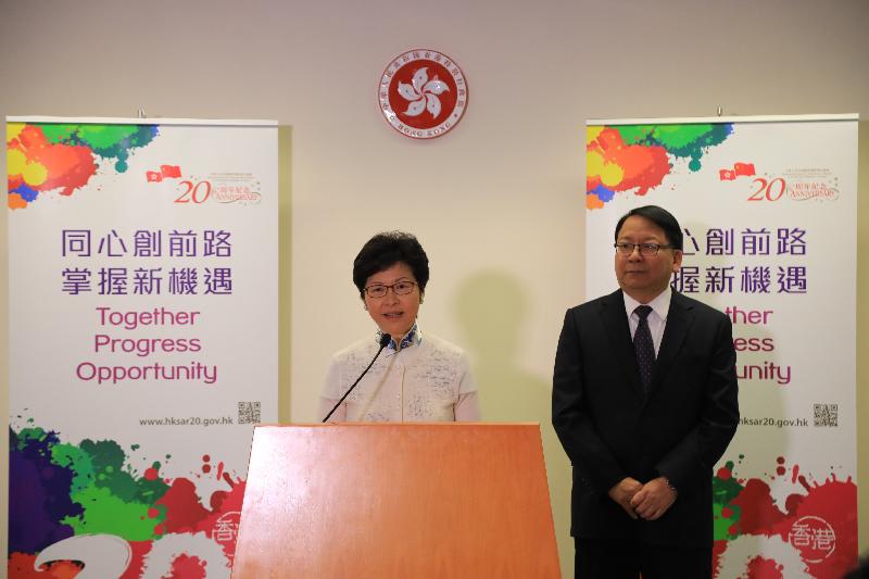 候任行政長官林鄭月娥（左）與候任行政長官辦公室主任陳國基（右）合照。