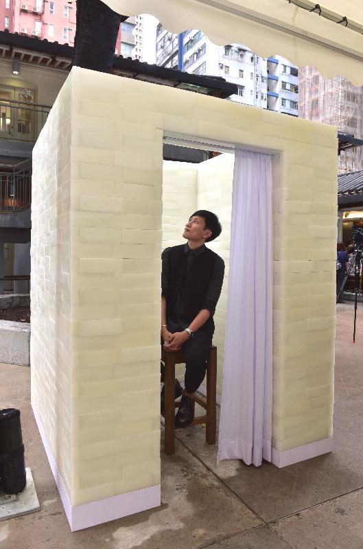 建築兵法－－「第十五屆威尼斯國際建築雙年展」香港回應展於即日至五月三十日在北角油街實現舉行。圖示建築師蕭國健與其作品「告解室」。