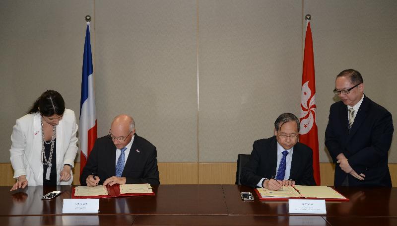 The Secretary for Security, Mr Lai Tung-kwok (second from right), and the Consul-General of France in Hong Kong, Mr Eric Berti (second from left), today (May 4) sign a bilateral agreement concerning the surrender of accused or convicted persons at the Central Government Offices.