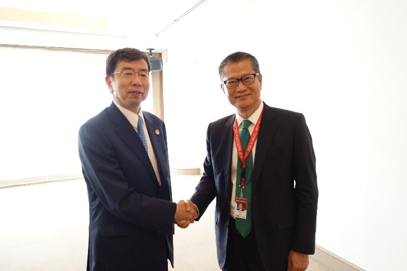 財政司司長陳茂波（右）今日（五月五日）在日本橫濱出席亞洲開發銀行（亞行）第五十屆年度會議，並與亞行行長兼亞行董事會主席中尾武彥（左）會面。
