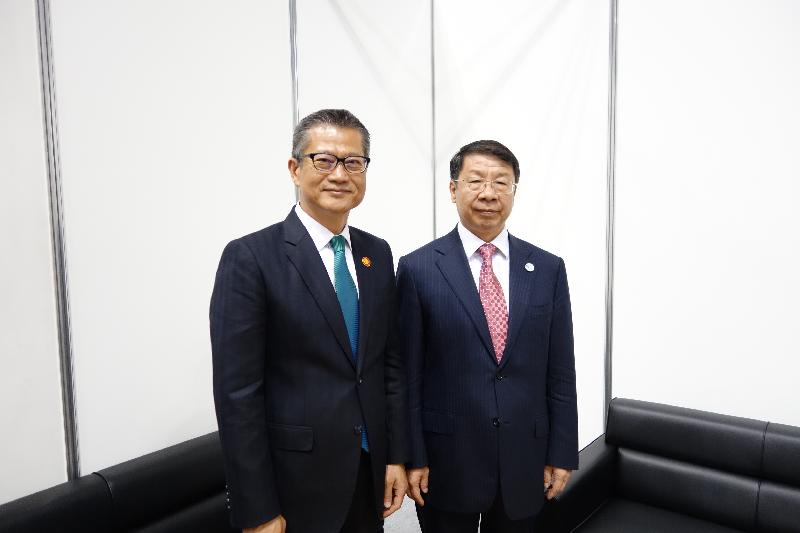 The Financial Secretary, Mr Paul Chan, today (May 5) attended the 50th Annual Meeting of the Asian Development Bank (ADB) in Yokohama, Japan. Photo shows Mr Chan (left) meeting with the Vice Minister of Finance, Mr Shi Yaobin (right).