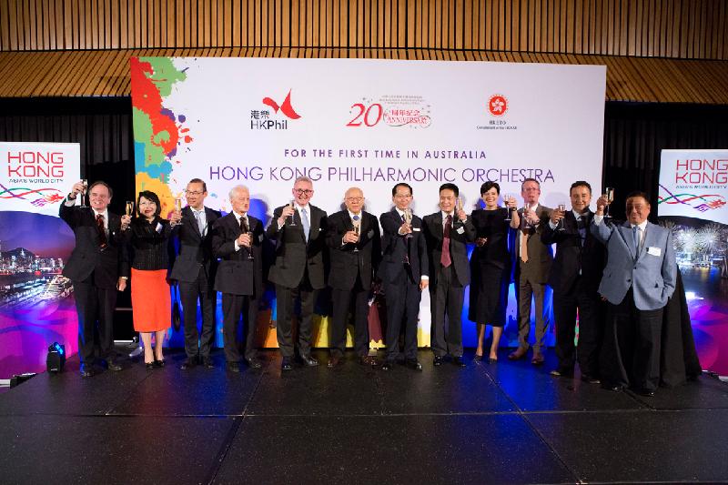 The Director of the Hong Kong Economic and Trade Office, Sydney, Mr Arthur Au (sixth right), and officiating guests propose a toast at Hong Kong Philharmonic Orchestra's pre-performance reception in Sydney at Sydney Opera House tonight (May 5, Sydney time).  