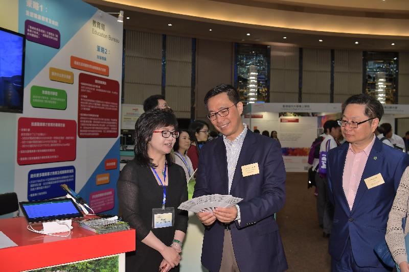 教育局副局長楊潤雄（中）今日（五月六日）參觀「多元出路資訊SHOW 2017」內的教育局攤位，了解攤位為學生提供的資訊。