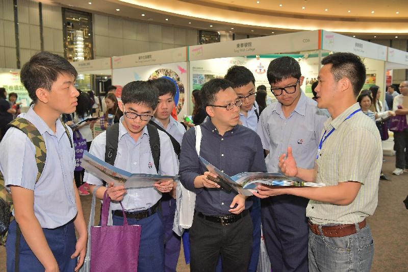 市民參觀「多元出路資訊SHOW 2017」的攤位，獲取升學及就業資訊。展覽今日（五月六日）及明日（五月七日）在九龍灣國際展貿中心舉行。