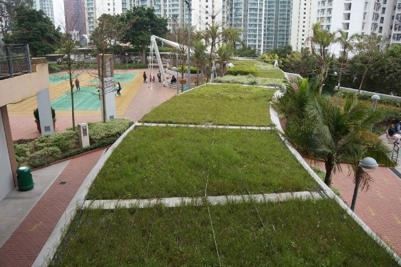 香港房屋委員會轄下藍田邨在二○一六香港環境卓越大獎中獲頒物業管理（住宅）金獎。圖示藍田邨的綠化有蓋行人通道。