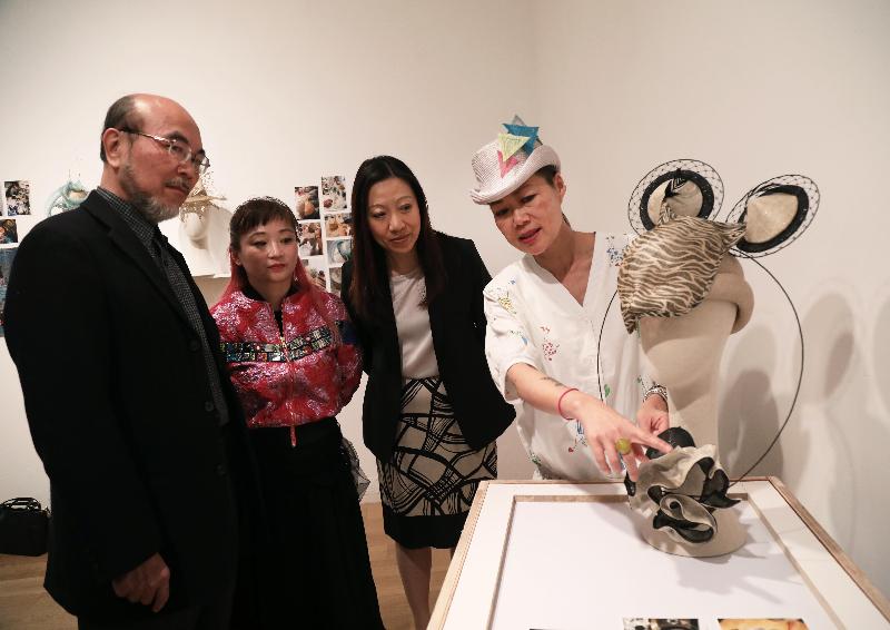 At the launch reception for the Fashion Farm Foundation: Emerging Hong Kong Designer Makers at London Craft Week, designer Jay (right) introduces her work to (from left) Director of Hong Kong Design Centre, Mr Victor Lo; the Chairwoman of Fashion Farm Foundation, Ms Edith Law; and the Director-General of the Hong Kong Economic and Trade Office, London, Ms Priscilla To, on May 3 (London Time).