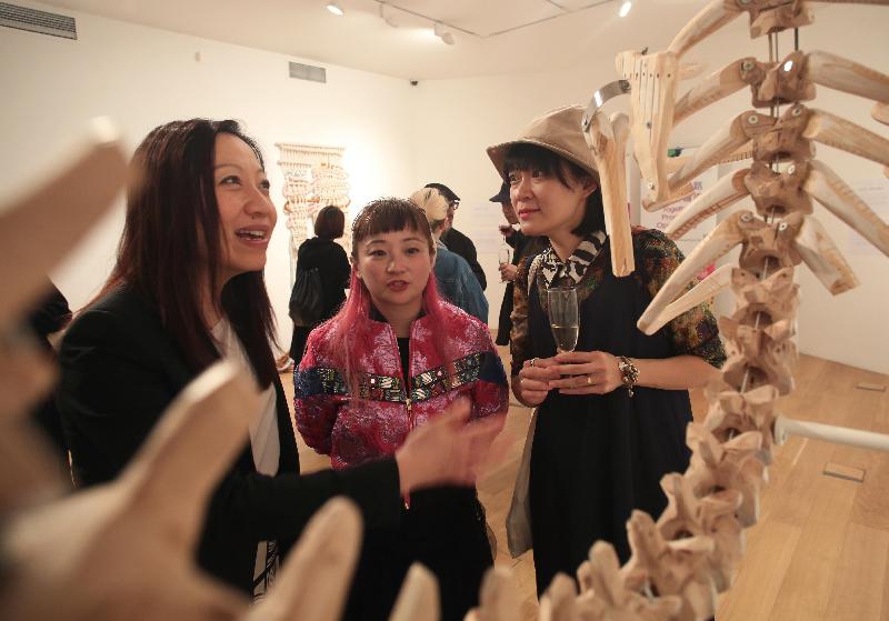 At the launch reception for the Fashion Farm Foundation: Emerging Hong Kong Designer Makers at London Craft Week, designer Kay (right) introduces her work to (from left) the Director-General of the Hong Kong Economic and Trade Office, London, Ms Priscilla To; and the Chairwoman of Fashion Farm Foundation, Ms Edith Law, on May 3 (London Time).