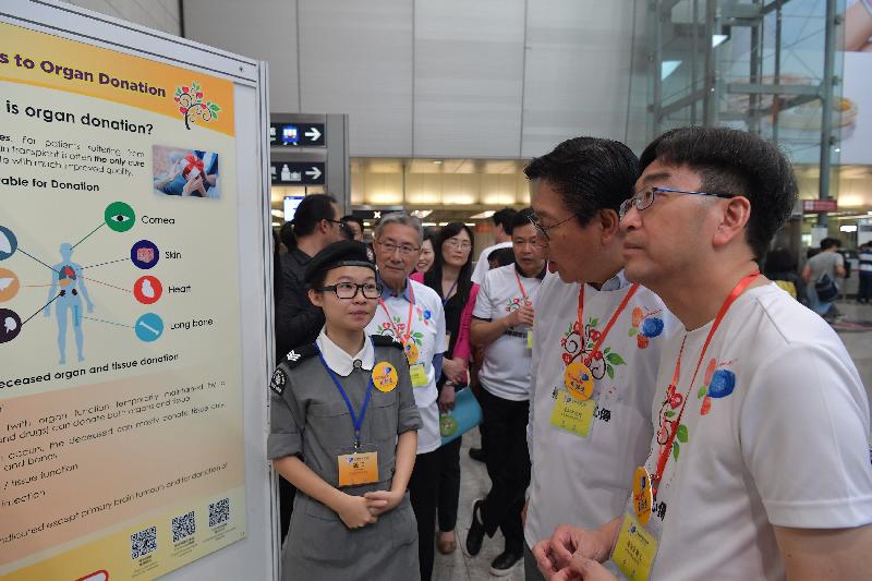食物及衞生局局長高永文（右一）與香港鐵路有限公司主席馬時亨教授（右二）今日（五月六日）參觀「全城響應　器官捐贈」推廣運動展覽。