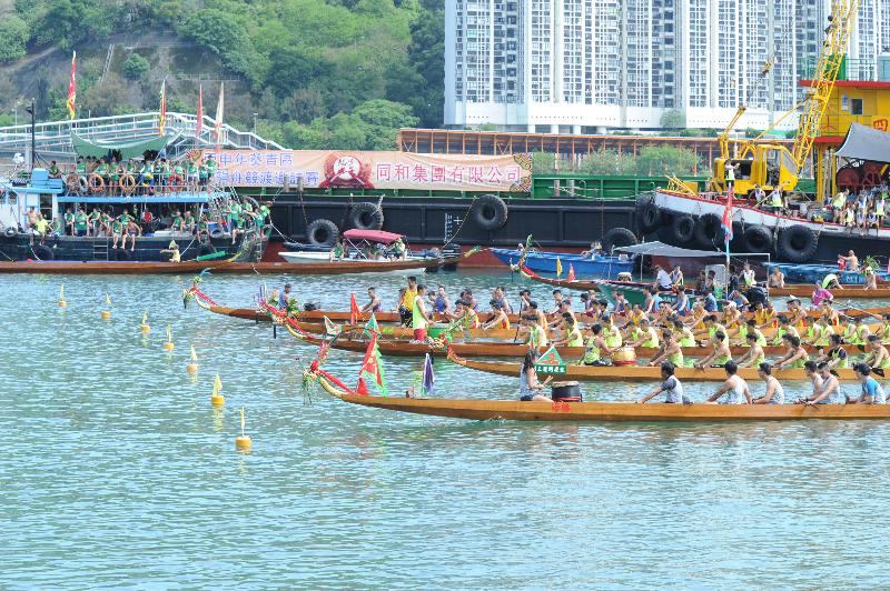 The "Celebration of the 20th Anniversary of the Establishment of HKSAR in Kwai Tsing - Dragon Boat Invitation Race" will be held at the waterfront promenade of Tsing Yi Northeast Park on May 14 (Sunday). Picture shows dragon boat teams in the 2016 invitation race.